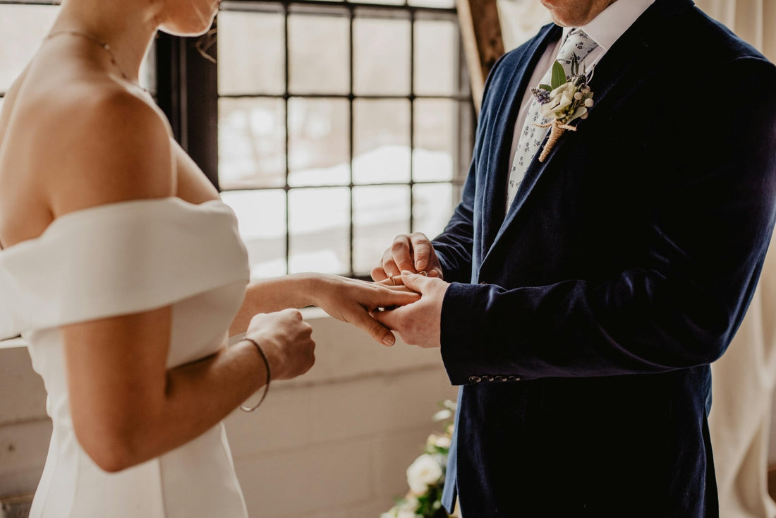HOW TO MAKE HIM COMMIT WITHOUT BEGGING FOR LOVE - feminglowup
